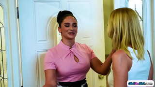 หัวนมเล็กน้องผมบลอนด์ตาศิลปินผมดำจอมต้มตุ๋แกล้งทำเป็นใหญ่เป็นหัวนม milfs วิ่งหนีออกจากงานแต่งงานลูกเลี้ยงแล้วเจอตัวเธอเองได้ของเธอที่ยุ่งเหยิจิ๋เลียของเธอเลี้ยง