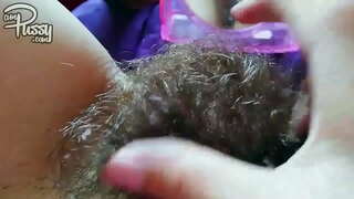 มือสมัครเล่นแน่นอนแฟนกับแฮจิ๋ masturbates รงข้ามกับกระจก