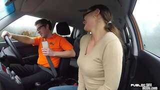 ยุโรปที่รักกันจากข้างหลังของเธอบนถนนครู