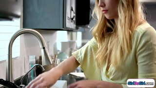 મોટા બોબલા સોનેરી વાળ વાળી ઘર આવે શરૂઆતમાં તેના માટે નાની ડિંટ્ડી gf અને તેઓ સાથે ઉજવણી લેસ્બિયન સેક્સ.તેઓ ચુંબન અને આ સુંદર છોકરી મોટા બોબલા વાળી મહિલા છે કિનારવાળું અને તેના facesits