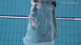 อยู่ใต้น้ำมาเกือโลกของเปลือยงเด็ก