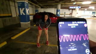 เหมือนผู้หญิงนิ้วของเธอจิ๋ยู่กันที่ห้างสรรพสินค้าลานจอดรถ