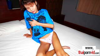 ผอมผมสีน้ำตาลมือสมัครเล่นแน่นอนคนเอเชีย bargirl ขึ้นอยู่กับชาวยุโรปไอ้จ้อน