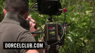 Iza pozornice od Dorcel film - 40 godina, moj odmor bez moj muž - sa Lexi Lowe, Léa Guerlin, Sienna Dan, Dani Daniels