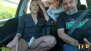 รถเต็มไปด้วยและสนุกกับชอนจะล่อนจ้อนอยู่ในหว่างเดินทาง