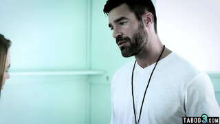 น่ารังเกียจที่รักในเครื่องแบบเซ็กซี่ pleasing ของเธออาจารย์ใหญ่ดิ๊ก