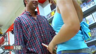 หนุ่มผมบลอนด์สอนภาษาสเปนที่รัก Sonia Manrique กับใหญ่ตามธรรมชาติหัวนมแย่หนักอยู่ในก้นที่วิดีโอคลับ