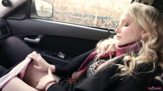 นักเรียนหญิงกรีดร้องดังอย่างที่เธอ cums หลังจากลังช่วยตัวเองของเธอไอ้หน้าจิ๋ม