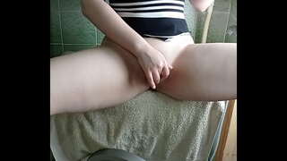 ผู้หญิงกับก้นใหญ่จะเป็นตอนเธอถึงจุดสุดยอดบนเครื่องล้างและ Vibrator