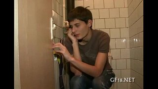 เด็กชายนั่งและจ้องมอ