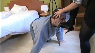 นายหญิงครสุดเน่า...นายนั่นทำให้เธอผู้ชายทาสเลียของเธอสูงรองเท้าส้นสูง