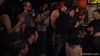 ยูโรผมสีน้ำตาลเป็นทาสในบาร์นั่นทำให้ต้องเลียและดูดไอ้จ้อน