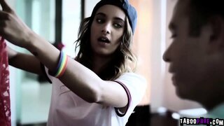 แชดเดินเข้าไปใน familys บ้านของขวัญอยู่ในมือของที่ได้ยินเขาป้อน