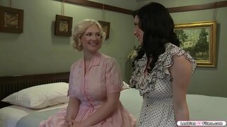 Busty รมาเยี่ยมผมบลอนด์ของเธอผมสีน้ำตาลงเพื่อนและพวกเขาเริ่มพูดเกี่ยวกับขนาดของพวกเขาออกแรงกับคนแปลกหน้าหลังจากนั้นพวกเขาได้เหมือนแล้วพวกเขาเริ่มจูบกันและกันต่อไปคือเพื่อนของเธอแย่ของเธอไข่ licks ของเธอไอ้หน้าจิ๋มตอบแทนเธอทำแบบเดียวกันกับเพื่อนของเธอ.