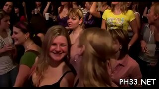 Prostituées en hurlant dans l'extase à l'état sauvage, sexe de groupe avec des serveurs