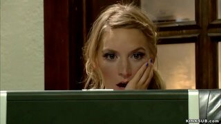 ผมบลอนด์เป็นวัยรุ่นโมนาเวลส์เจอหนังโป๊หนังเรื่องของเธอเลี้ยงอะไรจะเกิดขึ้นกับ Sonay บนอินเทอร์เน็ตแล้วทุกอย่างที่ราดวิปและ anal ระยำของเธออยู่ใน bondage อนอยู่บนเตียง