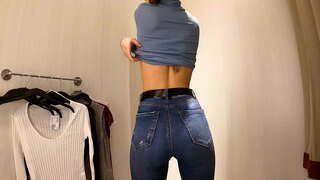 ว้าว! ร้อนแรงกับผู้หญิงเล็กหัวนมแต่งตัวเสื้อยืและ blouses ในที่สาธารณะห้องล็อกเกอร์ 4K 60Fps