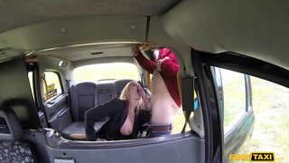 ปลอมนั่งแท็กซี่กร้อนที่รักฮอลลี่จูบมันแพร่กระจายขาของเธอและมันห่วยไอ้นั่น