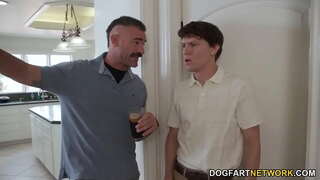 Petite Ebony ชาแนล Skye ทำ Anal เซ็กซ์กับใหญ่สีขาวดิ๊